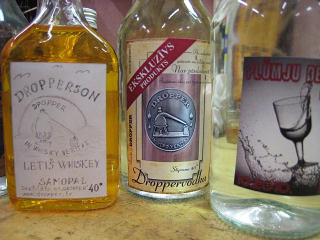 Dzērieni izplatīti ar firmas zīmi DROPPER un piedāvāti plašā sortimentā - arī kā viskijs, degvīns vai konjaks.
Autors: No policijas arhīva