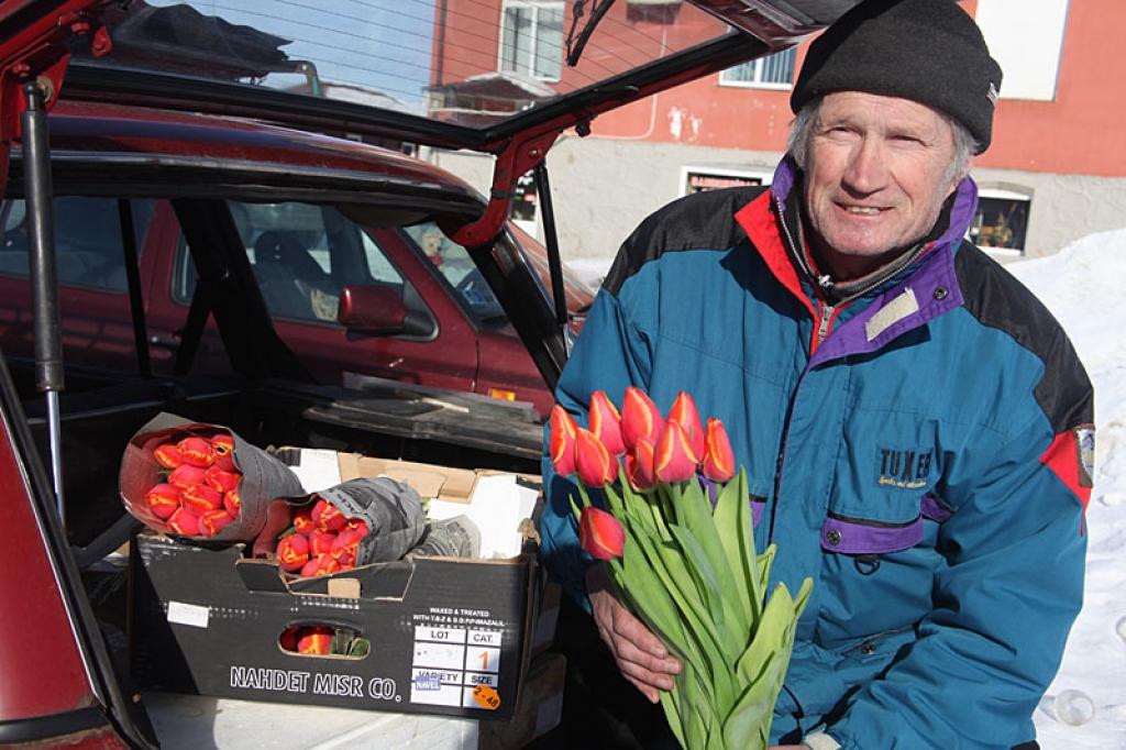 Jaungulbenieša Laimoņa Māliņa uzziedinātās tulpes šodien noteikti saņems sievietes, jo ziedi ir nopērkami gan puķu salonā 