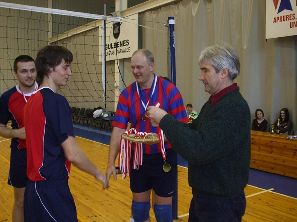 Medaļu saņem Kārlis Karolis, kas palīdzēja kaldināt Gulbenes komandas uzvaru.
Autors: Ziedonis Lazdiņš