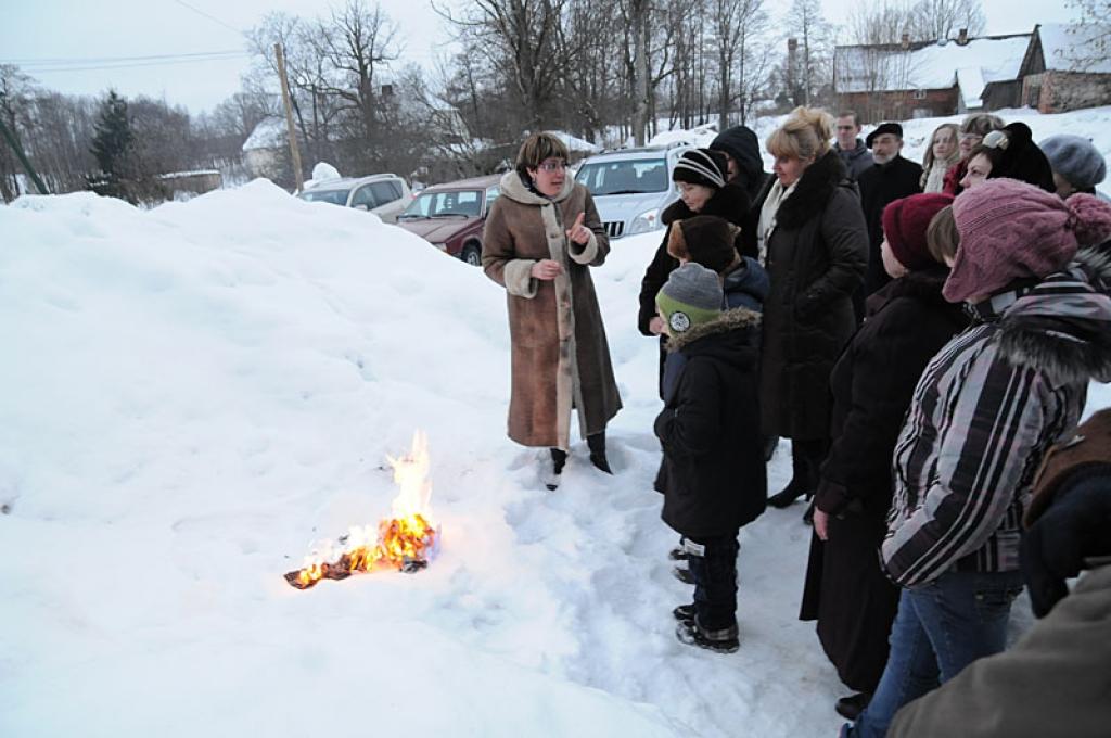 Marina Patmalniece (no kreisās) vēl, lai Stāmerienā netiktu aizmirsta Masļeņicas svinēšanas tradīcija,Marina Patmalniece (no kreisās) vēl, lai Stāmerienā netiktu aizmirsta Masļeņicas svinēšanas tradīcija, jo tieši šajā pagastā taču atrodas arī Gulbenes novadā vienīgā funkcionējošā pareizticīgo baznīca.
Autors: Jānis Podnieks