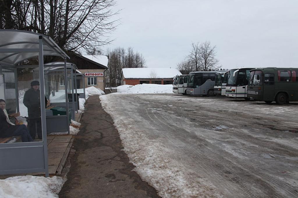 Valdība ir lēmusi par 3 miljonu latu dotācijas samazinājumu sabiedriskā transporta pārvadājumiem. Kārtējais samazinājums daļu iedzīvotāju, kam nav personiskā transportlīdzekļa, var atstāt bez iespējas tikt uz darbu, uz veikalu, pie ārsta un tamlīdzīgi, jo var nākties samazināt ne tikai reisu skaitu, bet dažviet slēgt arī nerentablos autobusu maršrutus. Savukārt, palielinot tarifus, ievērojami samazināsies pasažieru skaits, jo cilvēkiem nebūs iespējams iegādāties dārgo braukšanas biļeti. Šobrīd gan SIA “Gulbenes autobuss” vadība, gan citas pasažieru pārvadātājfirmas domā, kā vēl kaut ko ietaupīt, tarifu celšanu un maršrutu slēgšanu uzskatot par galējo soli.
Autors: Gatis Bogdanovs 