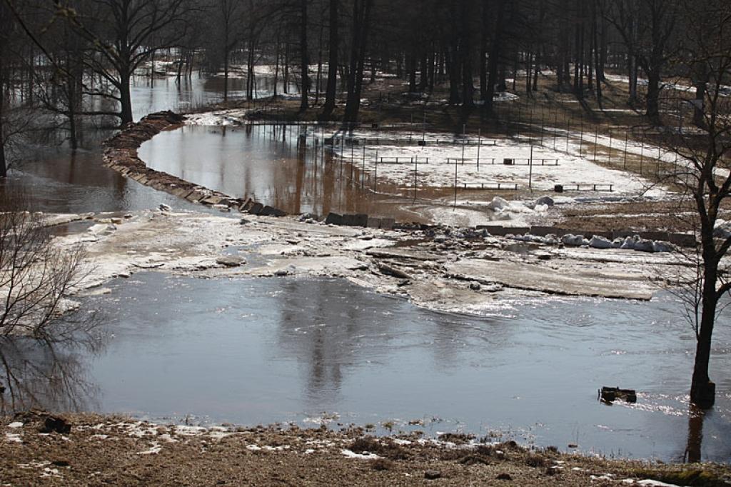 Pēc pagājušā pavasara plūdiem Litenē ir veikti priekšdarbi, lai plūdu laikā Pededzes ūdeņi tiktu novirzīti projām no stadiona. Tāpēc ir nostiprināts upes krasts.
Autors: Gatis Bogdanovs (no arhīva)