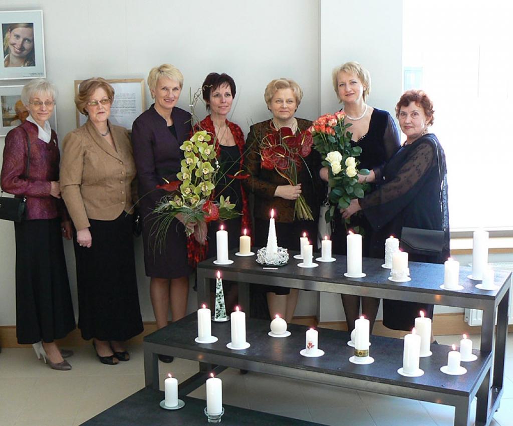 Lielajā jubilejas pasākumā Ādažos piedalījās Gulbenes novada dzimtsarakstu nodaļas vadītāja Vita Elsiņa (trešā no labās), viņas vietniece Lizuma pagasta pārvaldē Inta Dārzniece (pirmā no kreisās), vietniece Jaungulbenes pagasta pārvaldē Velta Āboliņa (otrā no kreisās), vietniece Rankas pagasta pārvaldē Sandra Tonne (ceturtā no kreisās), vietniece Druvienas pagasta pārvaldē Inese Zvejniece (otrā no labās), novada domes priekšsēdētāja Sandra Daudziņa (trešā no kreisās), kā arī Gulbenes dzimtsarakstu nodaļas vadītāja līdz 2001.gada 1. jūnijam Mirdza Astrīda Kušķe (pirmā no labās).
Autors: No personiskā albuma