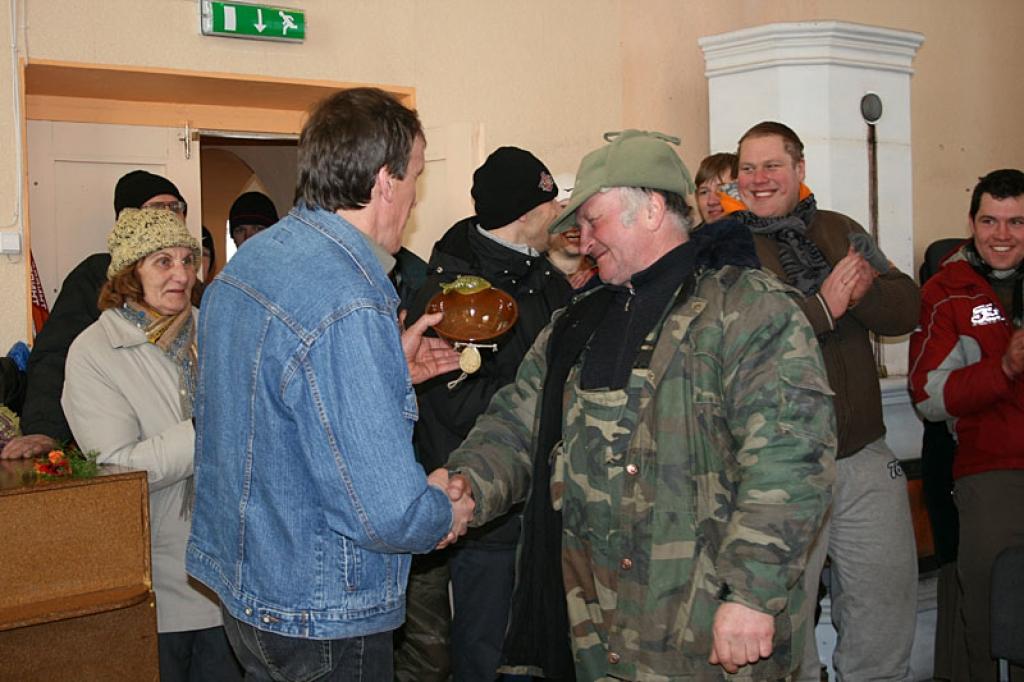 Vīru konkurencē 3.vietu izcīnīja Jānis Zariņš. Godalgoto vietu ieguvējiem par piemiņu tika dāvātas keramiķes Laimdotas Kliesmetes īpaši gatavotās māla bļodiņas. 
Autors: No personiskā albuma