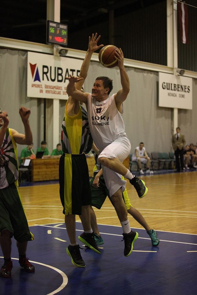 Gundars Rauza spēlē ar 