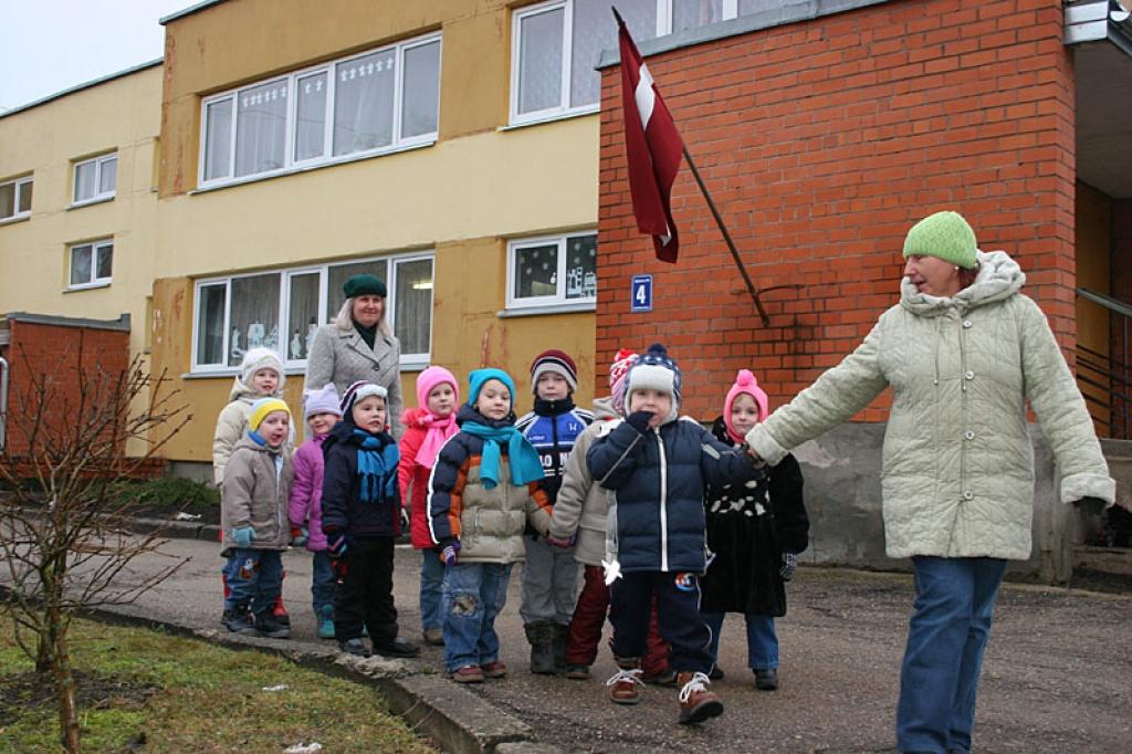 Gulbenes bērnudārzu renovācijas 3.kārtas projekta kopējās izmaksas ir 46 603,68 lati. Gulbenes bērnudārzs 