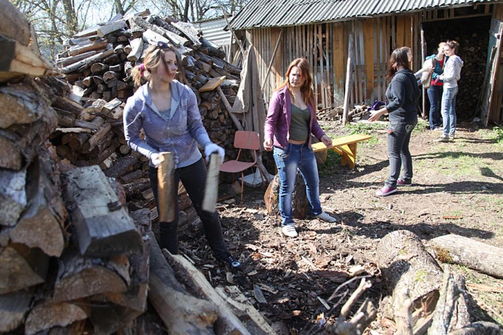 Daļa Gulbīša vidusskolas skolēnu krāmēja malku.
Autors: Gatis Bogdanovs
