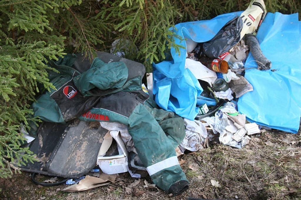 Grāvī pie ceļa, kas ved uz Stradu pagasta individuālo uzņēmumu “Samiņi”, nelikumīgi ir izgāzti atkritumi. Tajos izdevies atrast dokumentus ar konkrētiem vārdiem un uzvārdiem, kā arī darba jaku, kas norāda, kur šīs personas savulaik ir strādājušas. 
Autors: Gatis Bogdanovs