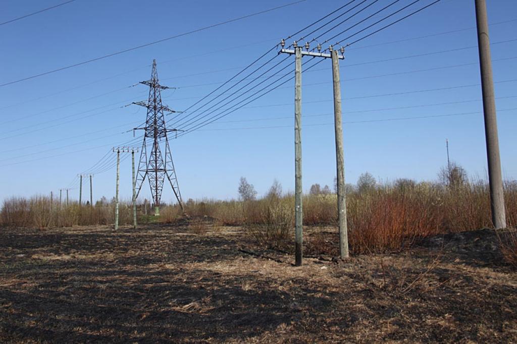 Kūlas dedzināšana Gulbenē, Raiņa ielā, beigusies ar elektrības padeves traucējumiem. Bija jānomaina gruzdēt sākušais augstsprieguma elektrolīnijas balsts. “Latvenergo” aprēķina nodarīto materiālo kaitējumu.
Autors: Gatis Bogdanovs