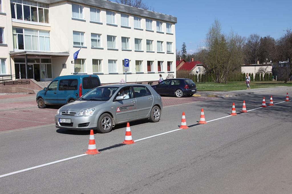 Gulbenē pie bibliotēkas uz Skolas ielas pagājušajā nedēļā novilktā baltā līnija ir atkal pārtraukta, par ko liecina melnie raustītie krāsojumi virs baltās līnijas. 
Autors: Gatis Bogdanovs