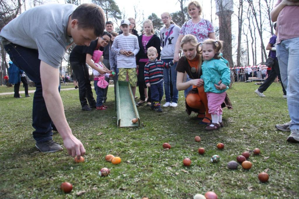 Gulbīšu parkā olu ripināšana rit pilnā sparā.
Autors: Gatis Bogdanovs