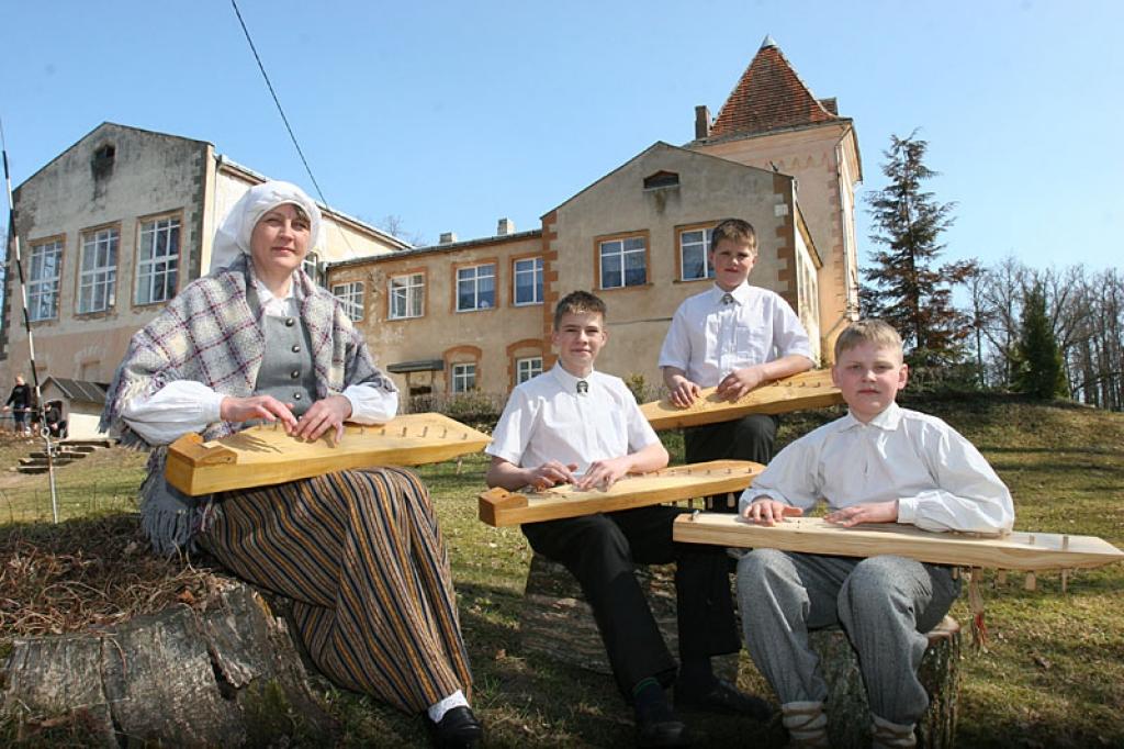 Folkloras kopas “Pērlis” dalībnieki Līga Kļaviņa (no kreisās), Dzintars Pacēvičs, Edgars Pacēvičs  un Mikus Černoglazovs atzīst, ka katra kokle ir īpaša un skan pavisam citādi.
Autors: Gatis Bogdanovs