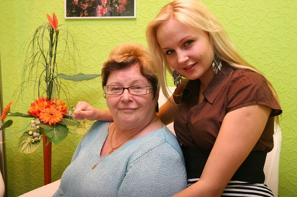 Elīna, protams, priecātos par iespēju būt kopā ar pārējiem ģimenes locekļiem pēc iespējas biežāk un tādēļ brīži, kad viņas ar omīti dodas uz Vāciju vai tuvinieki apciemo viņas šeit, ir īsti svētki, taču ir jau pierasts pie ikdienas dzīves un tā viņai rit starp Gulbeni un Rīgu.
Autors: Gatis Bogdanovs