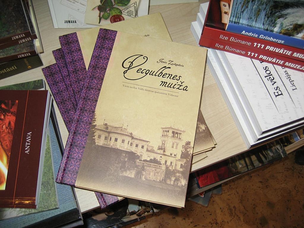 Lai arī grāmata “Vecgulbenes muiža” maksā vairāk par 10 latiem, šobrīd Gulbenes novadā šī ir starp pieprasītākajām grāmatām.
Autors: Diāna Odumiņa