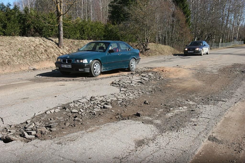 Vietējie iedzīvotāji ir pārsteigti, ka pavisam neilgā laika posmā ceļš Stāķos šajā vietā ir pilnībā sabrucis.
Autors: Gatis Bogdanovs