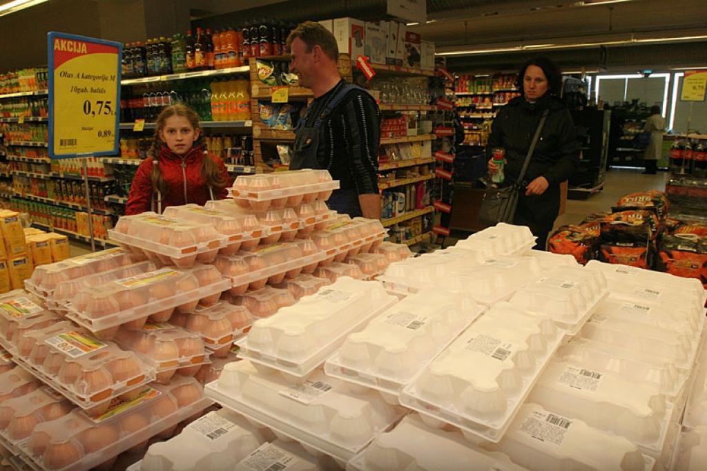 “Dzirkstele” pārliecinājās, ka vismaz trešdien pēcpusdienā veikalā “Maxima” Rīgas ielā ne balto, ne brūno olu netrūkst. Veikala vadītāja Jeļena Gibala (no kreisās) saka, ka baltās olas, kuras pircējiem tiek piedāvātas tikai uz Lieldienām, sākuši tirgot jau pagājušajā nedēļā. Pieredze liecina, ka visvairāk olas pērk īsi pirms Lieldienām – ceturtdien, piektdien un arī sestdien. 
Autors: Gatis Bogdanovs