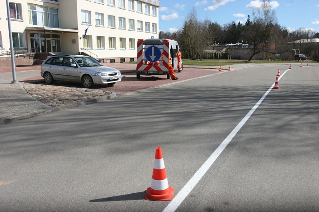 Gandrīz vai detektīvstāsts! Otrdien pašvaldībai nezināmi čaklie rūķīši Skolas ielā pie Gulbenes bibliotēkas atjaunojuši pērnruden nokasīto aplamo – nepārtraukto – ass līniju. Kurš tagad to kasīs nost?
Autors: Gatis Bogdanovs