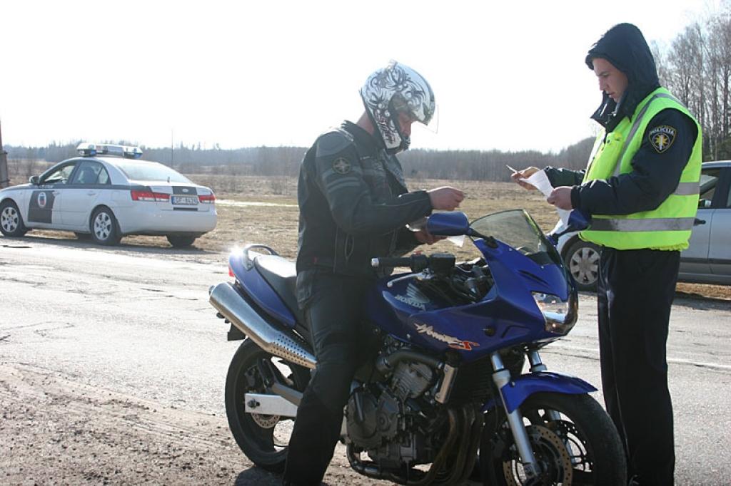 Šoreiz daudz vairāk autovadītāju, tuvojoties operatīvajam transportam ar iedegtu mirgojošu zilu un sarkanu bākuguni un ieslēgtu speciālu skaņas signālu,  piestāja ceļa malā. Tomēr diezgan daudzi arī neievēroja šo prasību.
Autors: Gatis Bogdanovs