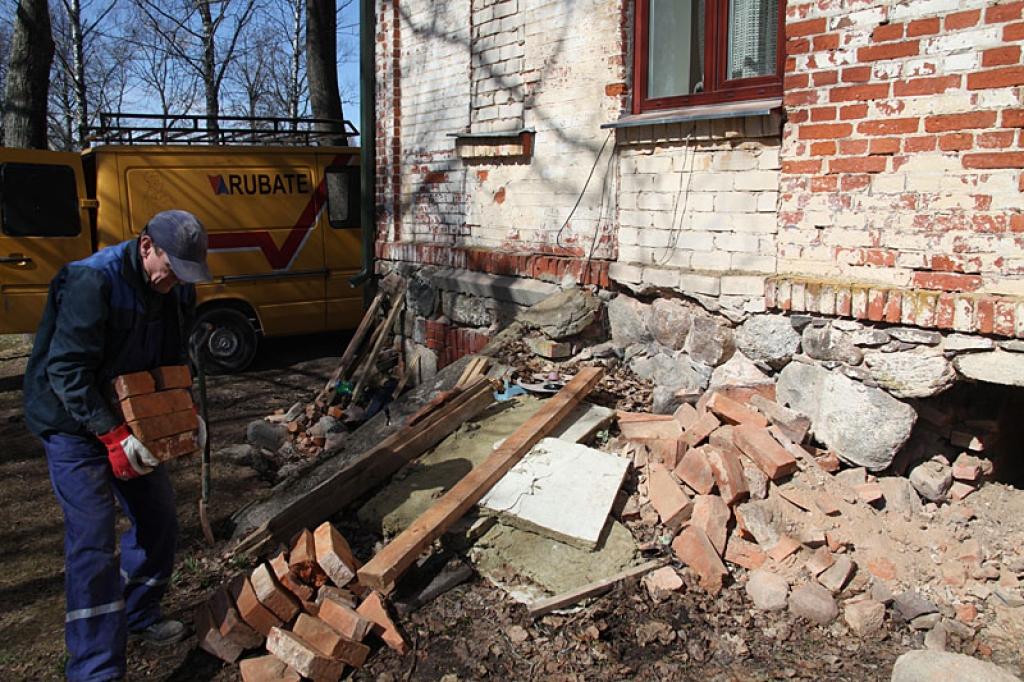  Ja visi darbi ritēs, kā plānots, tad jau šā gada augustā Jaungulbenes pagasta tautas nams, kas  celts pirms 141 gada, iegūs jaunu vizuālo veidolu. Kultūras iestādes renovācijai izlietos 151 000 latu. Šobrīd darbus jau sākuši SIA “Rubate” strādnieki.
Autors: Gatis Bogdanovs