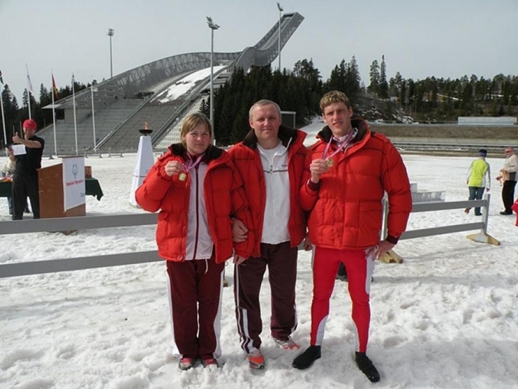 Evija Homina, Edgars Gabrusenoks un arī viņu treneris Aigars Lasis ir gandarīti par izcilajiem panākumiem sacensībās. 
Autors: No personiskā albuma