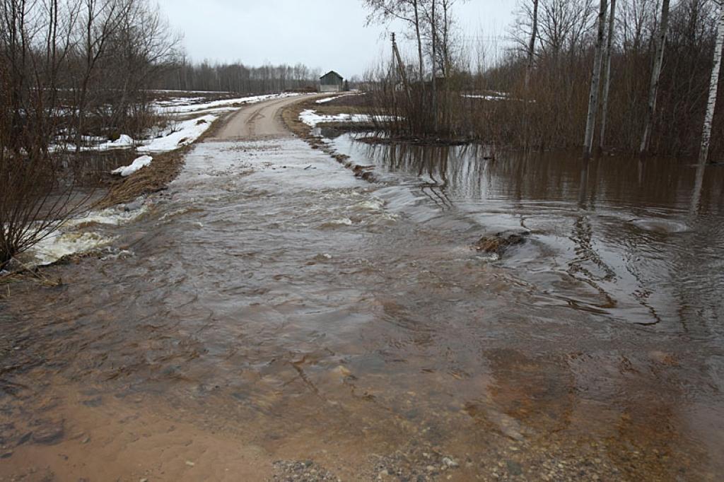 Stradu pagastā Melnupe ir pārrāvusi  ceļu Vīkšņi – Atvases – Voldemāri.
Autors: Gatis Bogdanovs