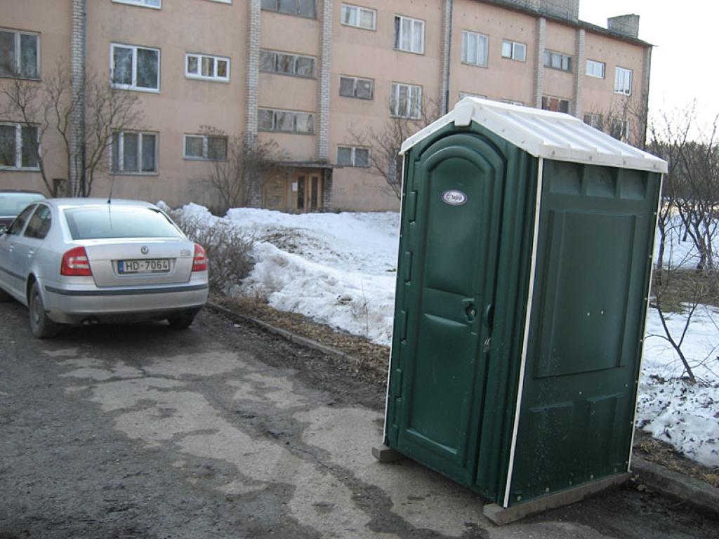 Iedzīvotāji daudzdzīvokļu mājā “Stāķi 15” par ņirgāšanos uzskata mājas pagalmā novietoto mazmājiņu. Izeja ir viena – apvainoties un turpināt dzīvot naidā vai tomēr mierīgi izlīgt un pakļauties pašvaldības un SIA “Alba” iedibinātajai kārtībai.
Autors: Diāna Odumiņa