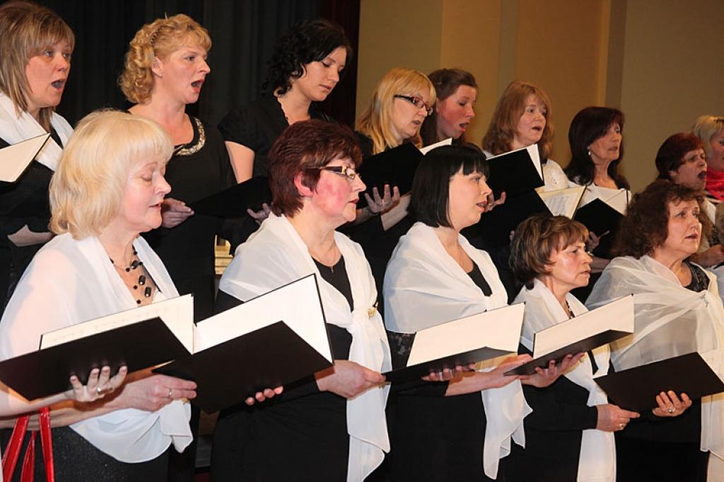 Līdz 14. maijam Latvijas novados un pilsētās notiek koru skates, kuru mērķis ir pārbaudīt 2013.gada dziesmu un deju svētku noslēguma koncertam paredzēto repertuāru, kā arī gatavoties reģionālajiem koru svētkiem. Pagājušajā sestdienā koru skatē, kas notika Gulbenes kultūras centrā, bija pulcējušies 17 kori no Gulbenes, Alūksnes un Balvu koru apriņķiem. Starp tiem savu sniegumu rādīja arī Jaungulbenes tautas nama sieviešu koris, ko vada lejasciemiete Rita Vēverbrante. Kolektīvs strādā tikai kopš pagājušā gada novembra, bet tā sniegums skatē palika nepārspēts – 41,25 punkti.
Autors: Gatis Bogdanovs