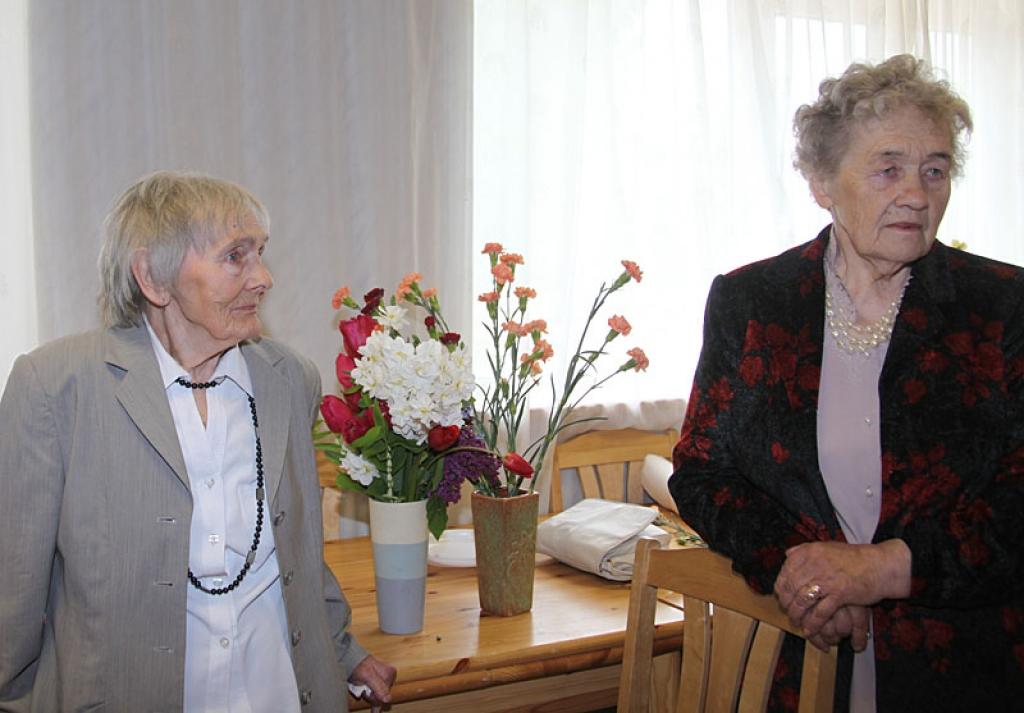 Bijušās jaungulbenietes Dzintra un Inta Kārkliņas tagad dzīvo Madonas novada Vestienas pagastā un joprojām nespēj aizmirst Sibīrijā pārdzīvoto.  
Autors: Pārsla Konrāde