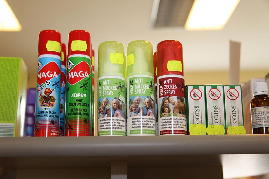 “Lejas aptiekā” ir pat speciāls plaukts, kurā salikti dažādi pretodu līdzekļi. Kad kādu konkrētu pretodu līdzekli izpērk, tad atkal tiek vietā atvesti jauni, un iegādāties tos pagaidām nav problēmu.
Autors: Pārsla Konrāde