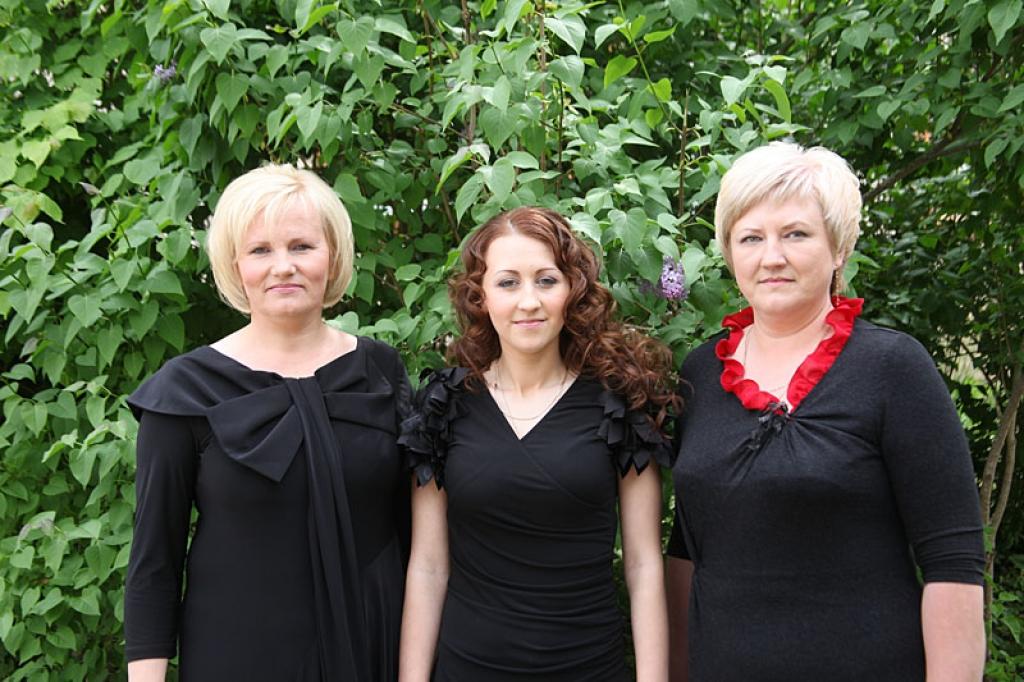 Stāķu pirmsskolas izglītības iestādes audzinātājas Sarma Nazarko, Agita Taurmane un auklīte Elīna Pleša (pa vidu) ļāvās pārvērtību priekam. Viņām šādu dāvanu bija sarūpējuši bērnu vecāki.
Autors: Pārsla Konrāde