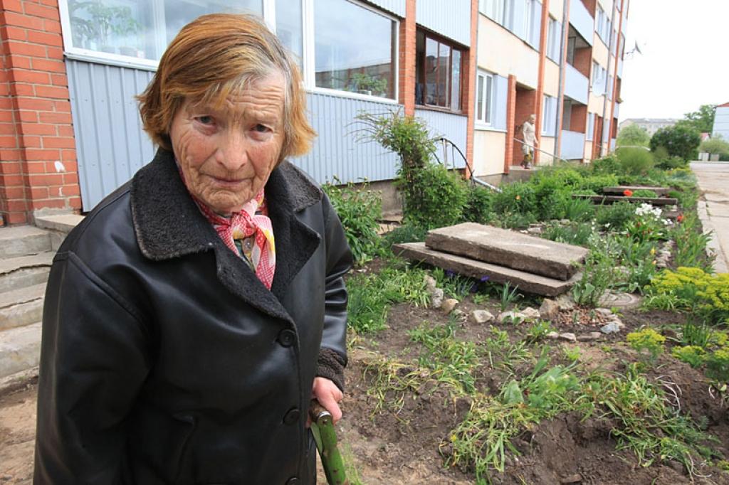 “Es nesaprotu, kā var tā rīkoties un necienīt cilvēku darbu. Visiem bija prieks, ka pie mājas tik daudz ziedu, bet tagad dobes ir izpostītas,” bēdājas gulbeniete Ilga Stāmere.     
Autors: Gatis Bogdanovs