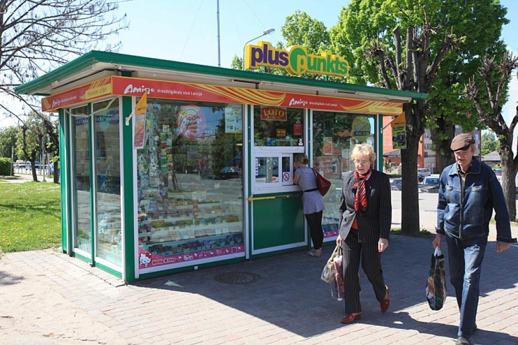 Tagad pircējiem “Plus punkta” tirdzniecības vietās ir jāpiemaksā pieci santīmi par katru iegādāto laikrakstu vai žurnālu, “Latloto” biļetēm un vairākām citām precēm. 
Autors: Gatis Bogdanovs