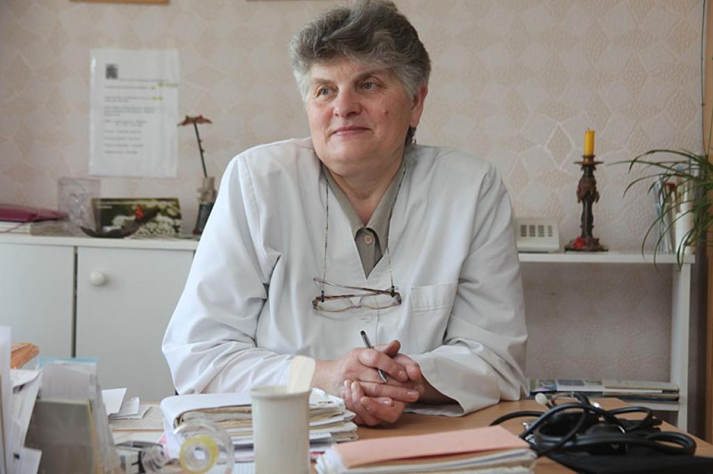 Stradu pagasta ārsta palīdze Svetlana Veselova par pagasta cilvēku veselību gādā jau 34 gadus. Par daudzu pacientu veselību feldšere zina kopš viņa piedzimšanas brīža. “Laukos feldšerpunkti ir ļoti vajadzīgi, jo cilvēkiem ir jājūtas drošiem, ka iespējams saņemt medicīnisko palīdzību,” saka S.Veselova.
Autors: Gatis Bogdanovs