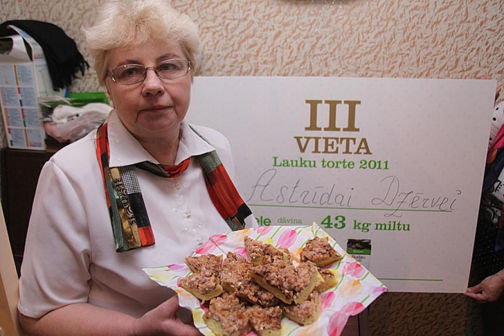 Tagad liteniete Astrīda Dzērve, kura cep garšīgas tortes, kādu laiku varēs miltus veikalā  nepirkt, jo par 3.vietu konkursā “Latvijas lauku torte 2011” viņa balvā saņēmusi 43 kilogramus miltu. 
Autors: Gatis Bogdanovs