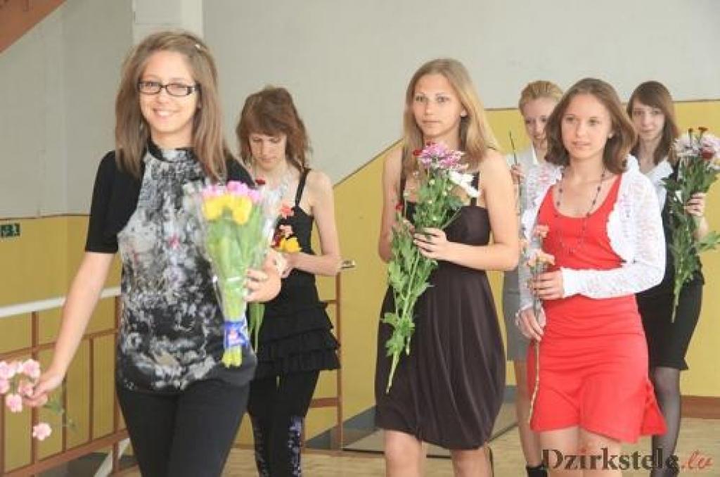 Pēdējā zvana dienā sirds straujāk pukstēja arī Gulbenes 2.vidusskolas skolēniem, jo drīz tiks teiktas ardievas skolai, jo sāksies jauns dzīves cēliens. 
Autors: Gatis Bogdanovs