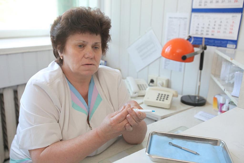 Gulbenes slimnīcas uzņemšanas nodaļas medmāsa Edīte Maksimova piesūkušos ērci pacientam izņem ātri un kvalitatīvi, izmantojot jaunu, modernu palīgierīci.
Autors: Gatis Bogdanovs