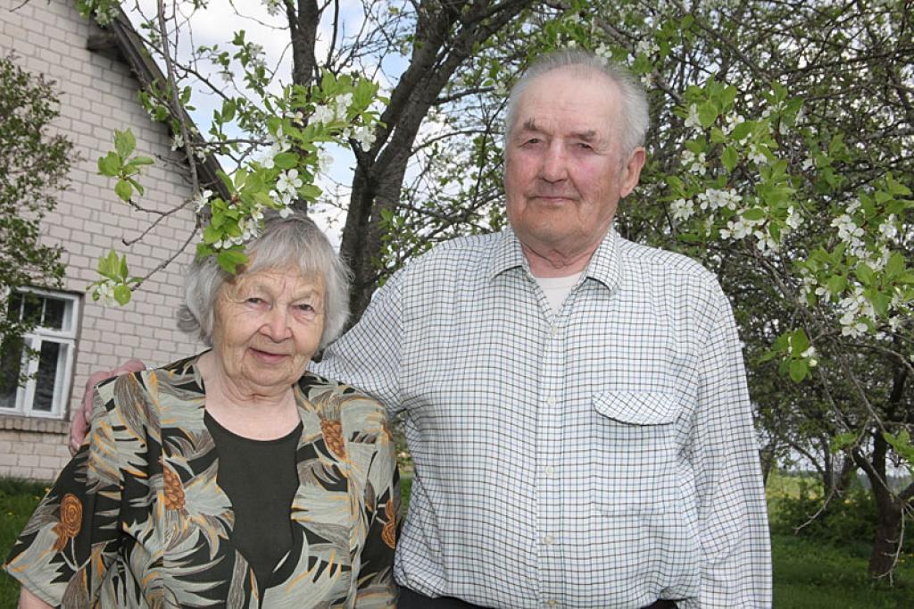 Daukstu pagasta “Ozolu” māju saimnieki Domicella un Staņislavs Ločmeļi viens otram “jā” vārdu pirms 60 gadiem teica 15.maijā.
Autors: Gatis Bogdanovs