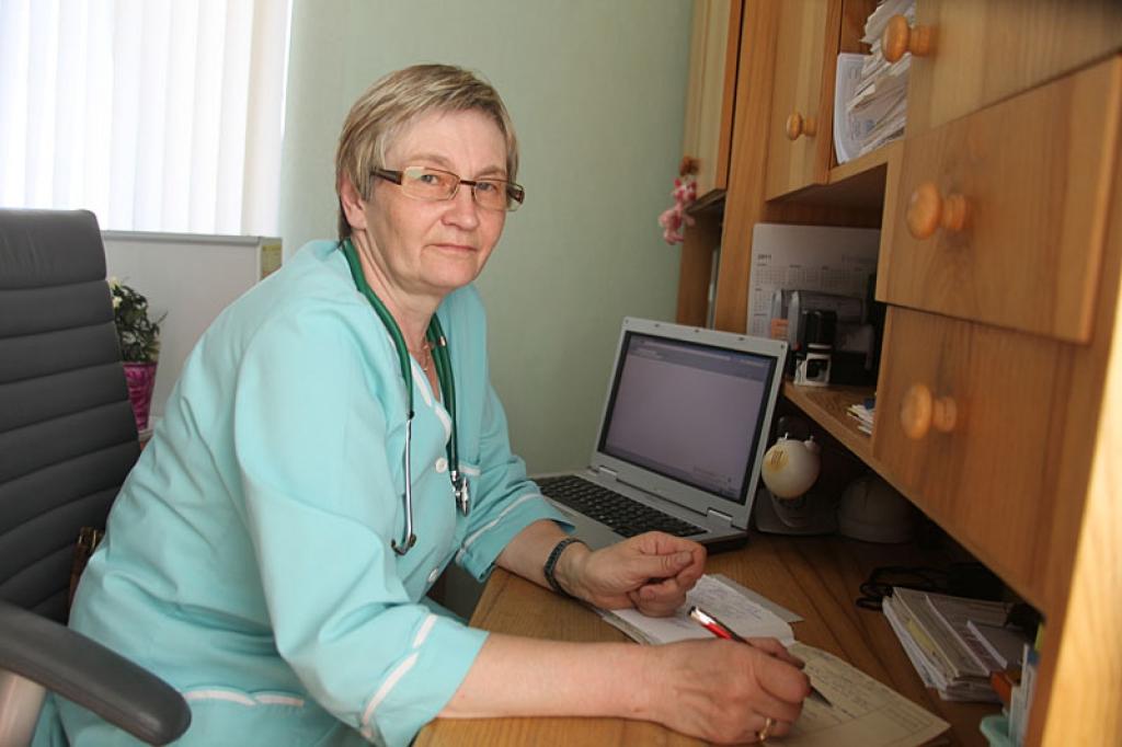 Ar vienu roku dod, ar otru ņem. Tā projektu vērtē ģimenes ārste Ieva Grīnšteine. Viņa priecājas, ka kaut ko ir dabūjusi, bet nepieciešamākajam, proti, remontam prakses vietā finansējums nepienācās.
Autors: Gatis Bogdanovs