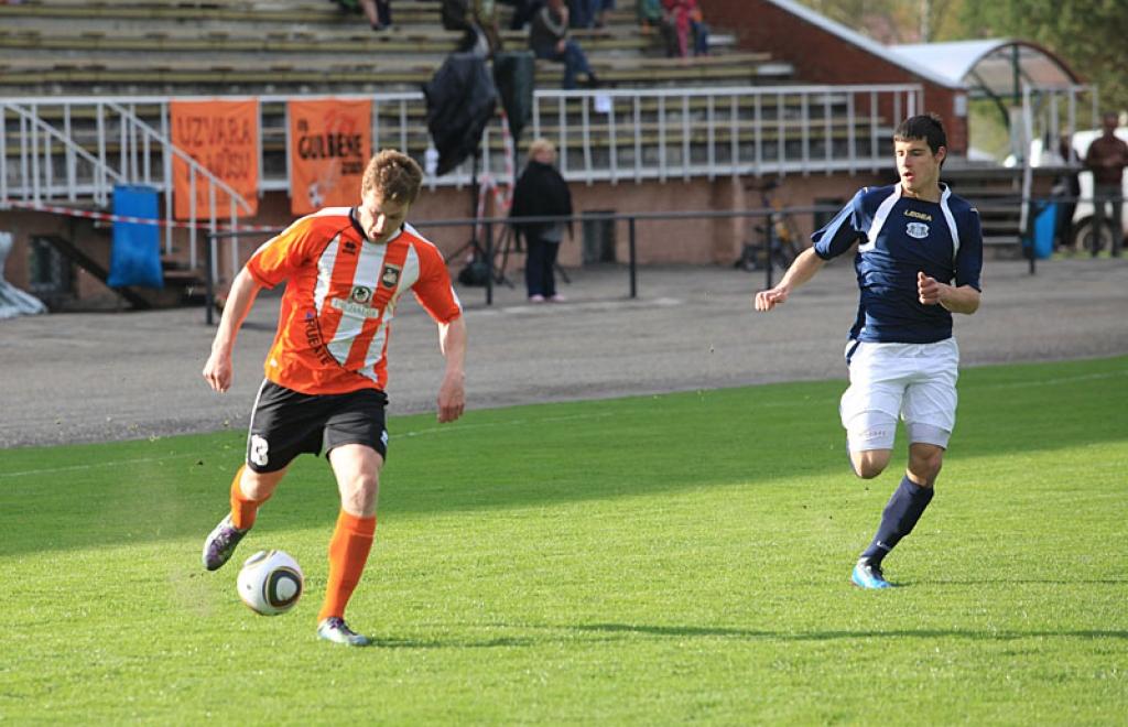 Gulbenes komandas rezultatīvākais vārtu guvējs Ēriks Kokins ar bumbu spēlē pret jūrmalniekiem, atklājot futbola sezonu 30.aprīlī.
Autors: Gatis Bogdanovs (no arhīva)
