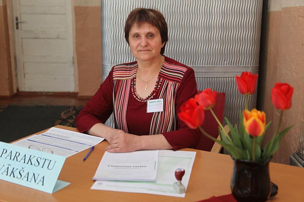 Stradu pagasta pārvaldē parakstu vācēja Anna Rone gaida pirmos, kas nāks un parakstīsies par izglītību valsts valodā.
Autors: Gatis Bogdanovs