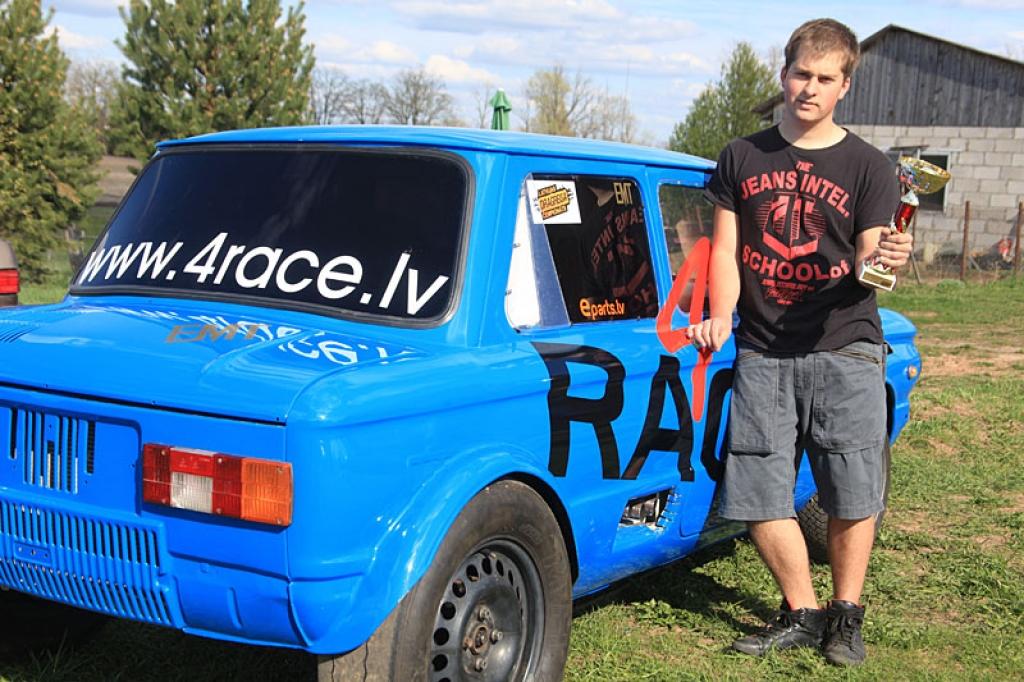 Gulbenietis Artūrs Soboņs Latvijas dragreisa čempionāta atklāšanas pasākumā Biķernieku sporta kompleksā parūpējās par īpašu pārsteigumu gan konkurentiem, gan arī skatītājiem, savā Pro A klasē pārspējot visus ar savu koši zilo „ZAZ 968M