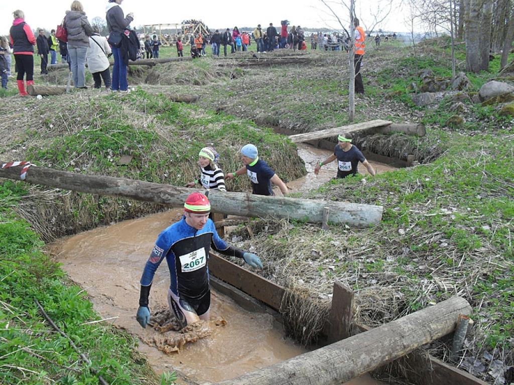 Ja citiem cilvēkiem pat vasarā grūtības sagādā ielīst ūdenī, tad aukstajā 4.maija dienā “Stipro skrējienā” ūdens šķēršļu pārvarēšana bija īsts pārbaudījums. Taču par spīti visam Jānis Ģērmanis, Guna Ģērmane, Kārlis Ošs un Raimonds Siliņš pierādīja, ka ir stiprākie un izturīgākie.
Autors: No personiskā albuma.