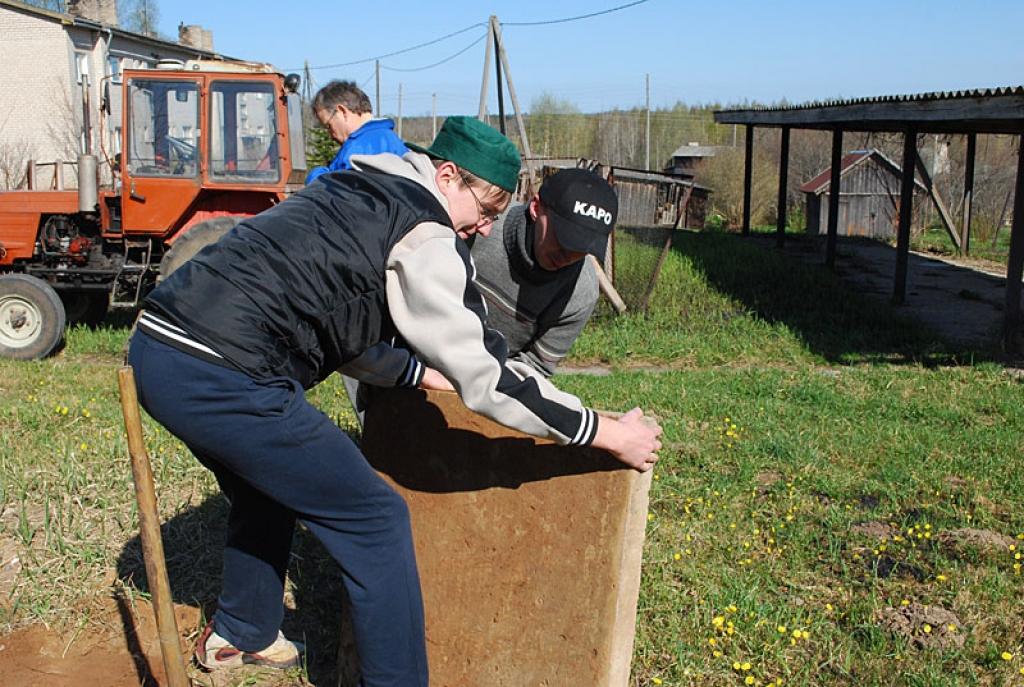 Kalnienā talkoja apmēram 80 cilvēki. Tika grābtas lapas ceļa malās, estrādē, vākti atkritumi (ap 120 maisi), zāģēti lielie un nogāztie koki, atjaunotas šūpoles, smilšu kaste un arī futbola laukums.
Autors: No personiskā albuma.