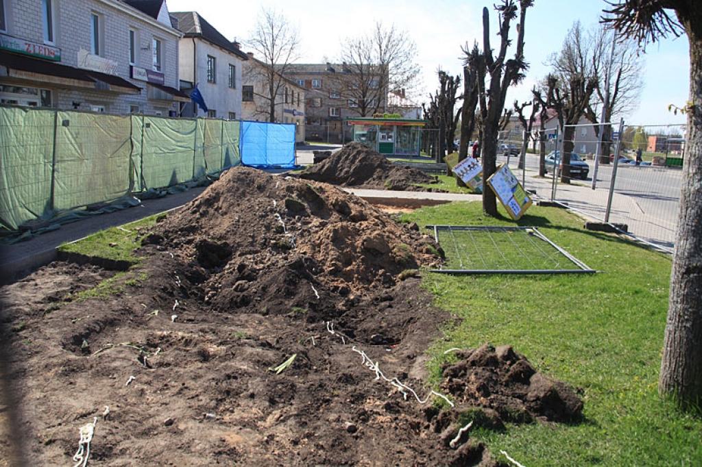 Pavisam drīz pilsētā vēl viena vieta kļūs skaistāka un sakoptāka. Te būs puķes, košumkrūmi, soliņi un bruģēti celiņi.
Autors: Gatis Bogdanovs