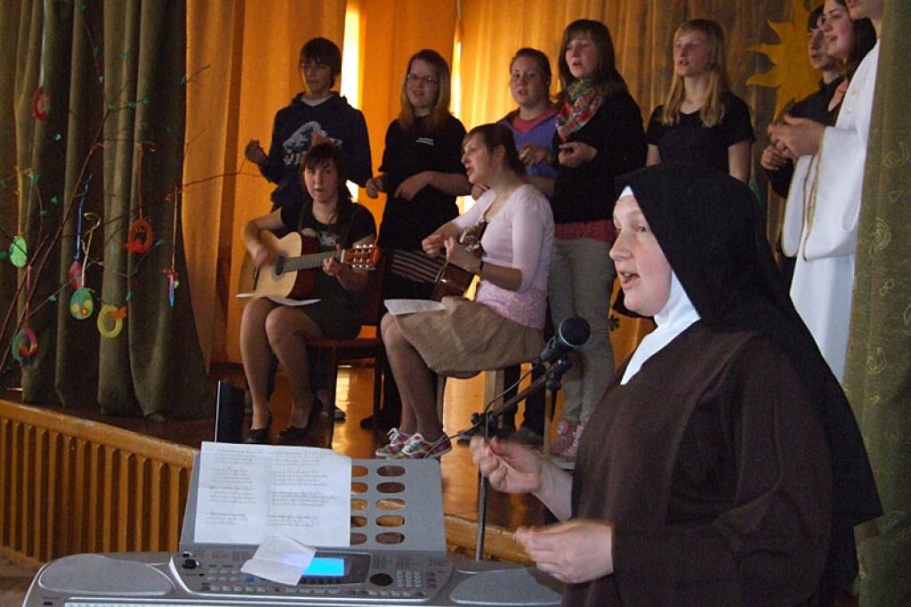 Gulbenes katoļu draudzes jaunieši un māsa Sofija priekšnesuma sniegšanas brīdī Litenes pansionātā  29.aprīlī.
Autors: No personiskā albuma.