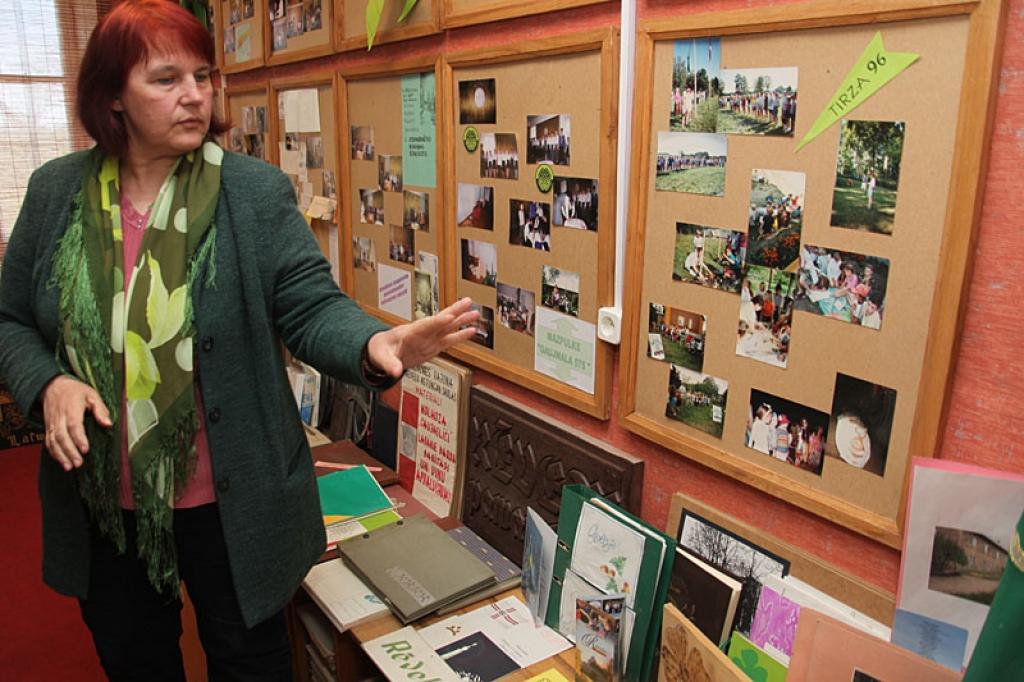 Centra vadītāja Daiga Melberga stāsta, ka ideja par pagasta vēstures liecību apkopošanu un izvietošanu vienā vietā bijusi jau ļoti sen, beidzot radās arī iespēja to realizēt.
Autors: Gatis Bogdanovs
