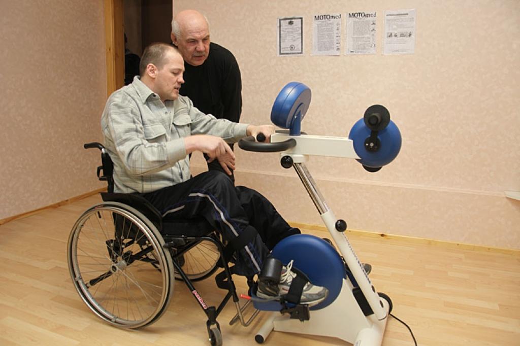 Gulbenietis Ivo Skudra bija pirmais cilvēks ratiņkrēslā, kurš izmantoja jauno terapeitisko trenažieri. Pēc 800 metru “nobraukšanas” viņš atzina, ka šādi vingrināt kājas ir daudz vieglāk nekā to darīt pašam.
Autors: Gatis Bogdanovs