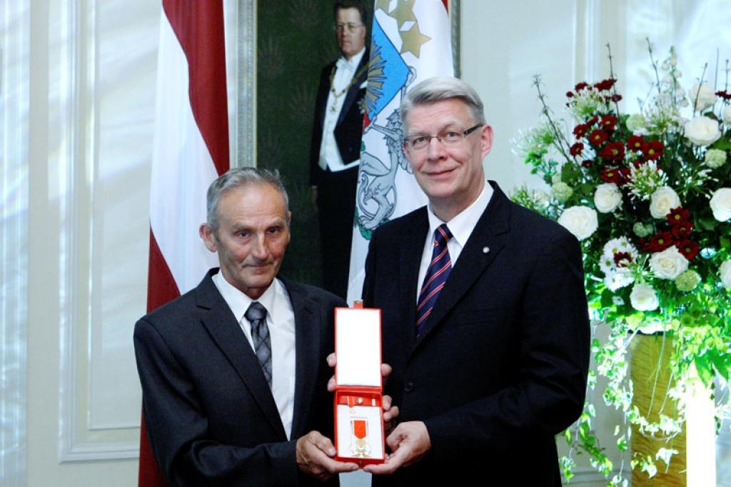 Valsts prezidents Valdis Zatlers svinīgajā ceremonijā 3.maijā pasniedza apbalvojumu arī gulbenietim Jānim Ančam. 
Autors: Toms Kalniņš, Valsts prezidenta kanceleja 