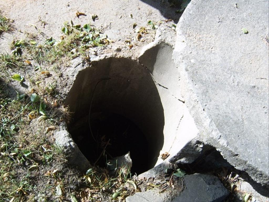 Gulbenes autoostas teritorijā jāuzmana bērni, lai tie neiesprūstu vaļējā kontrolakā. Cik laika būs nepieciešams pašvaldībai, lai novērstu šo nekārtību? 
Autors: Eva Upīte