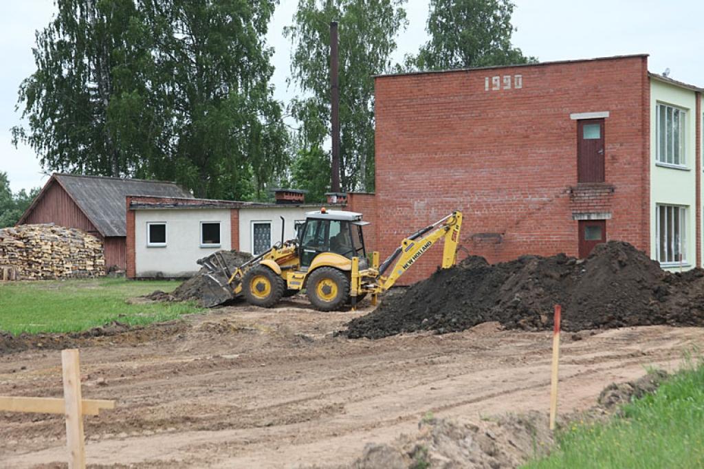 Celtniecības darbi ir sākušies jau kopš jūnija sākuma. Sporta zāle atradīsies līdzās pagasta pārvaldes ēkai, turpat netālu ir arī skola. 
Autors: Pārsla Konrāde
